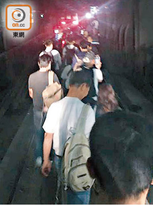列車斷電「跪低」，乘客被迫摸黑行路軌疏散。（資料圖片）