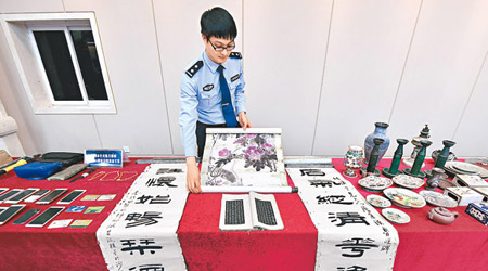 警方展示檢獲的字畫及古玩。（中新社圖片）