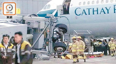 國泰服務不斷下滑，年前更發生客機艙門被登機橋倒塌扯脫的事件。 （資料圖片）