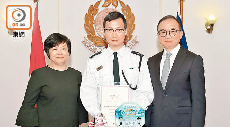 蔡奉孝（中）獲選為香港「最有禮貌入境管制人員」；曾國衞（右）鼓勵前線人員上下一心，同心協力。
