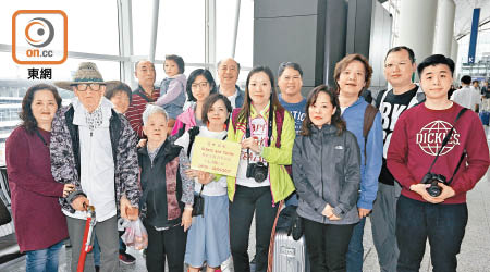 胡氏大家庭一行十九人昨熱熱鬧鬧出發到沖繩旅遊。