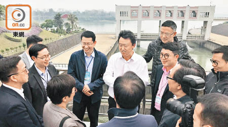 立法會議員參觀東莞市太園泵水站。（劉國勳提供）