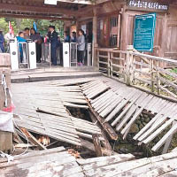 杜鵑山驗票口處的一座木板橋前日發生塌陷，據知有逾廿名港客受傷。（互聯網圖片）