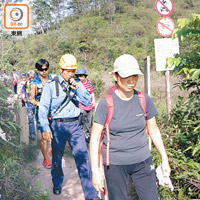 消防員於救援後下山。（黃浩棋攝）