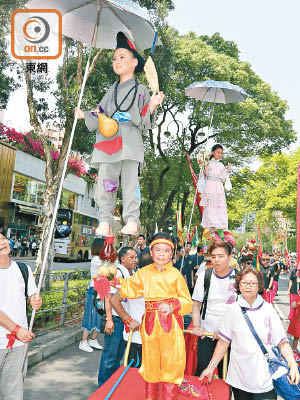 巡遊中有小朋友穿上濟公及仙子服裝作飄色表演。（何天成攝）