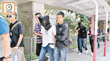 兩名貴州「蛇匪」被拘捕帶署。（曾志恆攝）