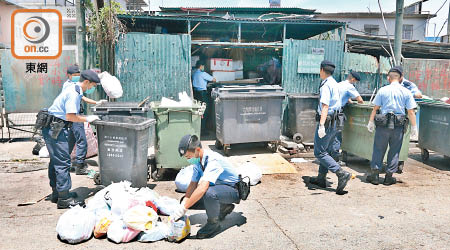 警員翻看垃圾站找兇器等證物。（冼耀華攝）