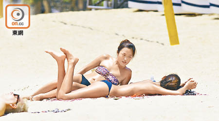 本港昨日天氣炎熱，不少市民到海灘曬太陽。（高嘉業攝）