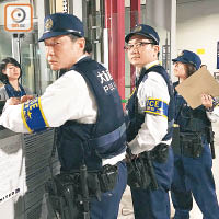 滯留期間乘客一度鼓譟，當地警員到場調停。