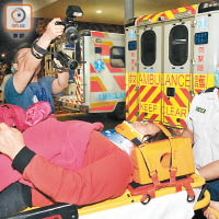 其中一名女傷者前晚（16日）返港後送北區醫院留醫。（陳家富攝）