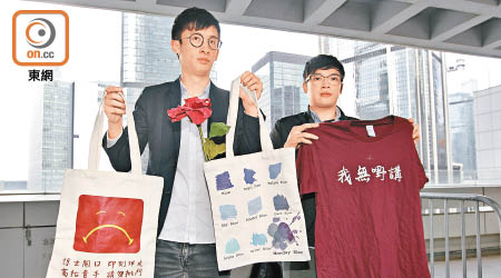 食環署年初下令停租檔位後，李東昇（右）曾夥同梁頌恆（左）展示他擬售賣的貨物。（資料圖片）