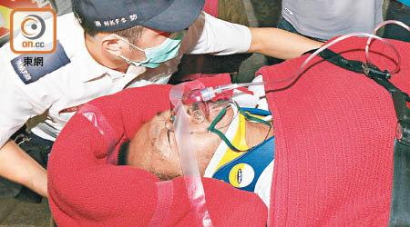 有男傷者送院時需戴氧氣罩。（林兆崙攝）