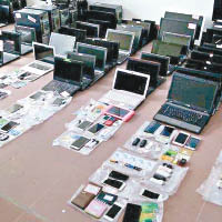 警方在收網行動中，繳獲大批電腦設備。