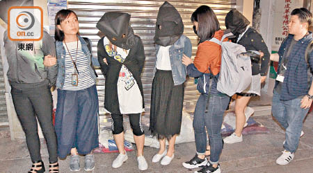 警方掃黃行動中拘捕涉案女子。（周百燊攝）