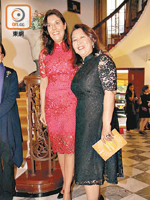 Bianca Blom（左）及香港亞洲藝術週總監Candice Lee（右）都腳踏住一雙內有乾坤的高踭鞋。（陳嘉順攝）