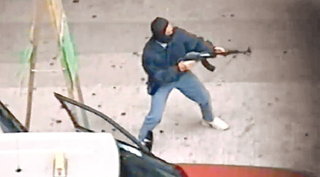 葉繼歡曾多次出動AK47步槍械劫金行，當年有市民拍到悍匪犯案過程。（無綫電視畫面）