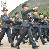 香港警察學院昨舉行結業會操，有廿名見習督察及二百五十一名學警畢業。（黃仲民攝）