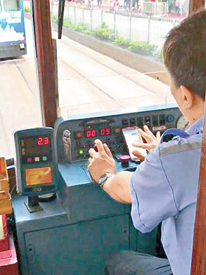 有電車司機被發現駕駛時玩手機，被批罔顧乘客安全。（互聯網圖片）
