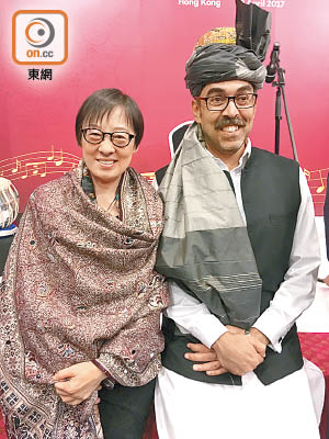 蔡瑩璧（左）披上主人家送贈的特色圍巾，同Abdul Qadir Memon（右）合照。（余素月攝）