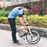 現行攜帶單車做法<br>攜帶可摺疊式單車的乘客，須將車摺疊。