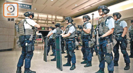 反恐隊新式槍械及防彈盾牌在港鐵反恐演習中使用。