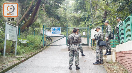 解放軍封閉青山靶場，清理山上非法耕種點。（楊耀登攝）