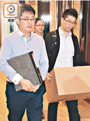 林鄭競選辦人員昨向選舉事務處遞交選舉開支申報文件。（徐家浩攝）