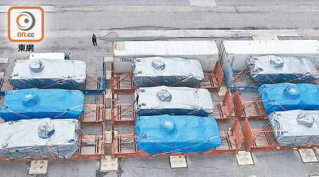 香港海關早前在過境貨輪上發現九輛疑未有申報的裝甲車。（資料圖片）