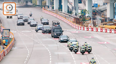 警方車隊經西隧駛向港島。（黃永健攝）