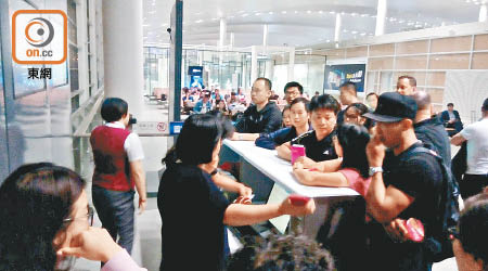 國泰港龍南京返港航班延誤九小時，令多名乘客在機場呆等。（讀者提供）
