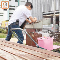 有露宿者公然於海濱公園花圃撬開供職員接駁水喉的水龍頭清洗餐具。