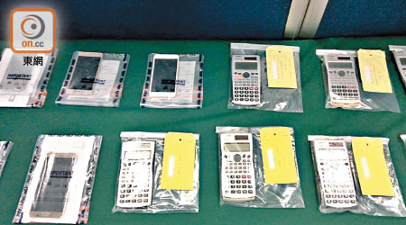 警方檢獲用以作弊的手機及計算機。（李子強攝）