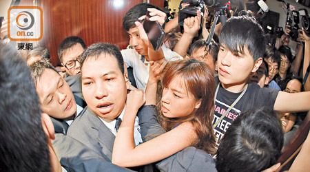 游梁衝擊立法會會場案增至有五人被拘控。（資料圖片）