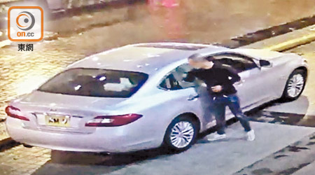 被告涉嫌用自製工具發射鋼珠打破馬紹祥座駕的車窗後盜竊車內財物。
