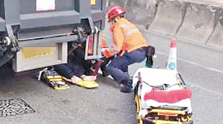 男子被房車撞飛十米，攝入貨車車底。（互聯網圖片）