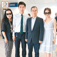 香港中華廠商聯合會副會長吳清煥（右二）指女兒吳靖文（右一）剛於劍橋大學畢業回港，旁為太太及兒子吳政鋆（左一及二）。