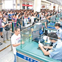 大批深圳居民昨日經福田過關來港。（互聯網圖片）