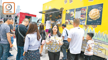 停泊在金紫荊廣場的美食車人流不絕。