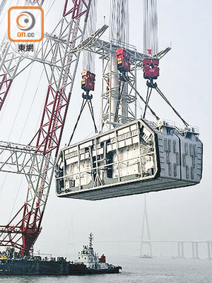 港珠澳大橋主橋海底隧道段最終接頭將於明日沉放安裝。（資料圖片）