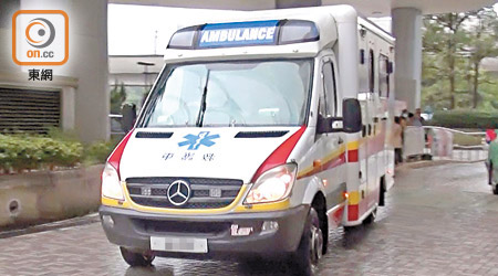 有救護車停泊於天水圍醫院急症室門口。（朱先儒攝）