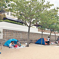 東灣泳灘旁邊昨仍見多個帳篷。（網民Wong Kin Kin圖片）