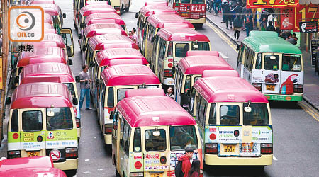 香港仔紅色小巴服務不斷收縮，料逾五十位司機將失業或轉職。（資料圖片）