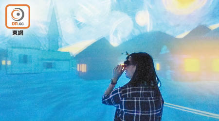 新課程強調跨學科學習，如以虛擬實境（VR）重塑畫家梵高的油畫《星夜》。（曾海琪攝）