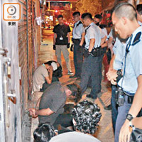 5月2日深水埗<br>五名南亞漢於海壇街被捕。（胡德威攝）