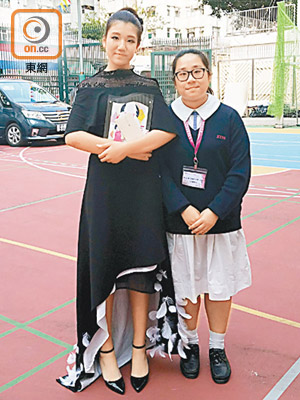 裘錦秋中學（元朗）的呂穎芯（右）設計的「破繭」奪得冠軍。（劉俊鈺攝）