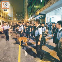 大批警員到場，當中有持盾牌警棍亦有帶同警犬。