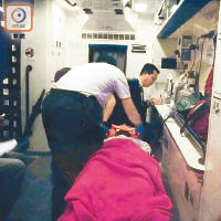 受傷入境處職員被送院治療。