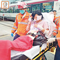 其中一名女乘客受傷送院。（文健雄攝）