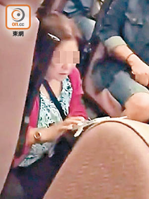 婆婆指被一名年輕女乘客撞倒受傷。