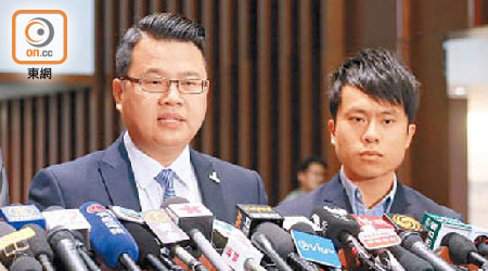 尹兆堅（左）及鄺俊宇抽足十二次籤仲未提到議案。